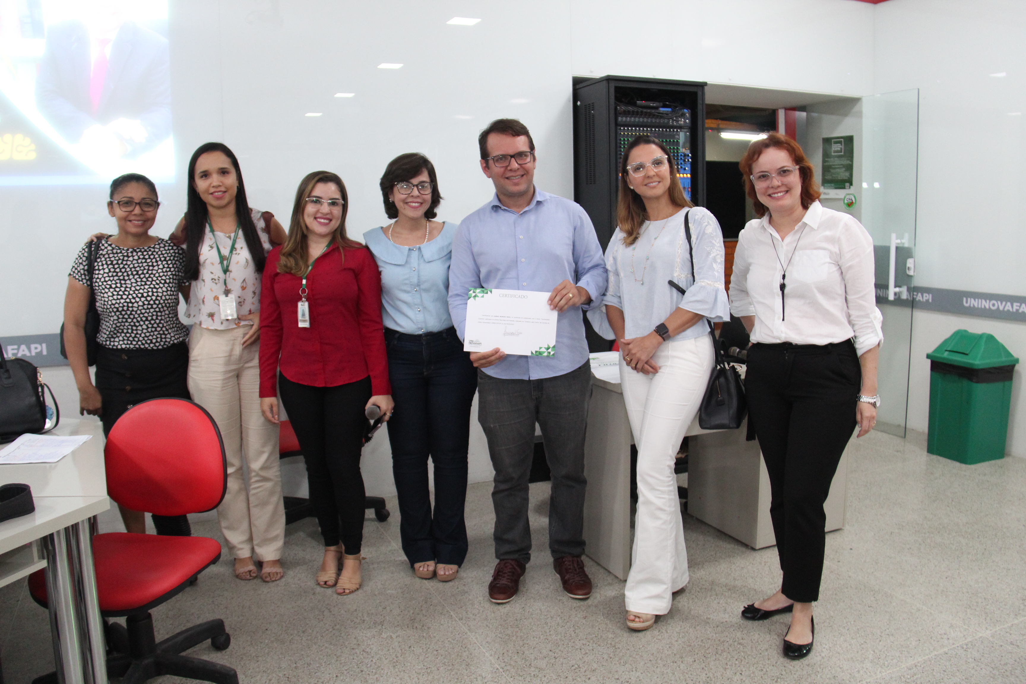 Samuel Rego recebe certificado da Equipe Uninovafapi